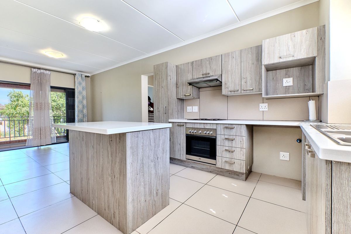 First-Floor 2-Bedroom Apartment - Midview Gardens - Photo 3