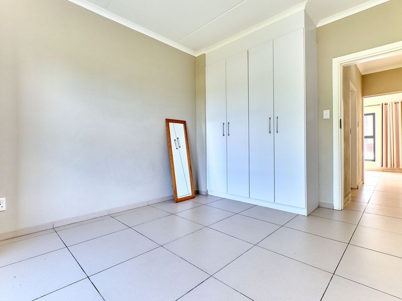 First-Floor 2-Bedroom Apartment - Midview Gardens - Photo 6