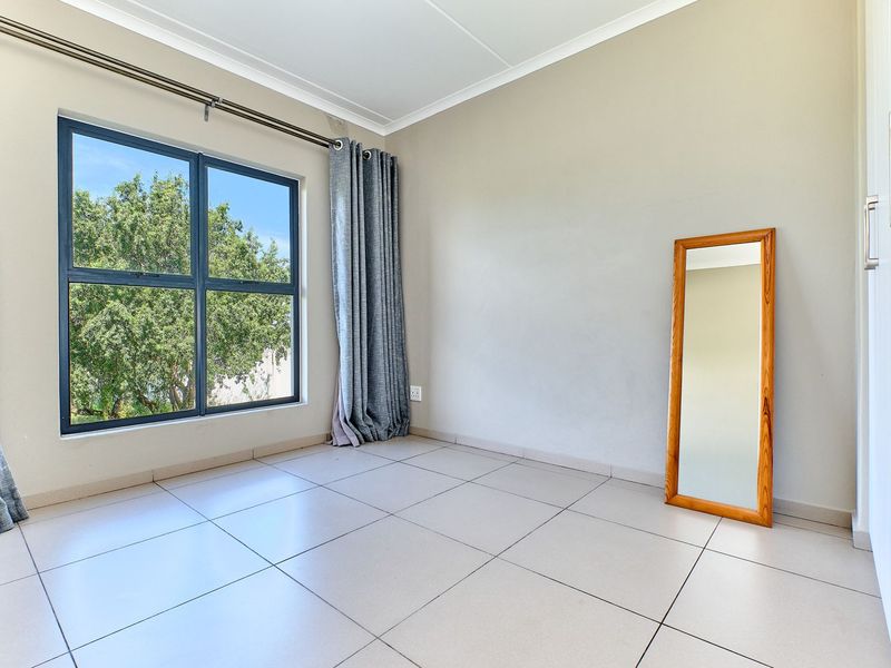 First-Floor 2-Bedroom Apartment - Midview Gardens - Photo 9