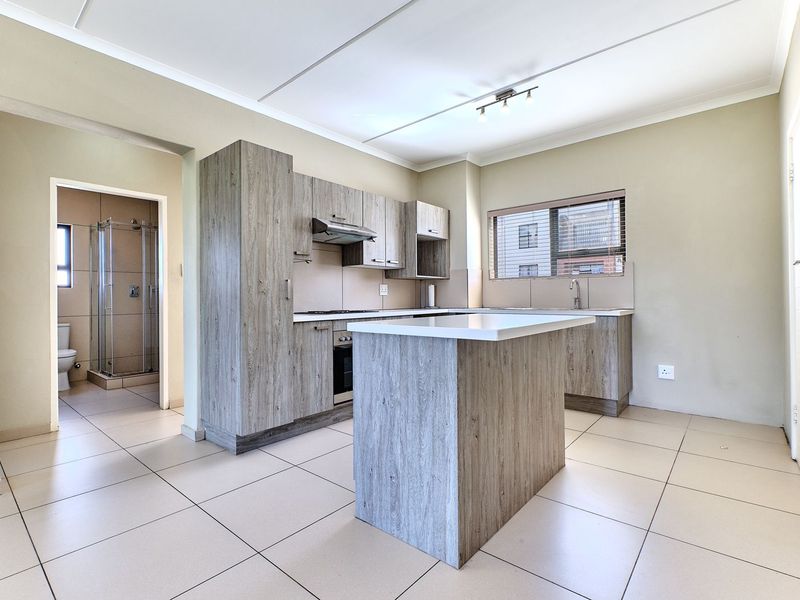 First-Floor 2-Bedroom Apartment - Midview Gardens - Photo 5