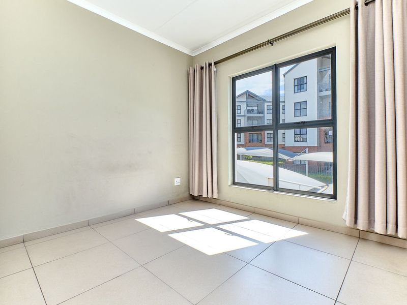 First-Floor 2-Bedroom Apartment - Midview Gardens - Photo 7