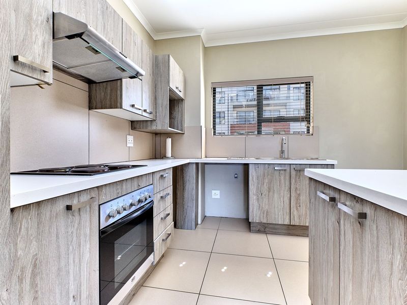 First-Floor 2-Bedroom Apartment - Midview Gardens - Photo 2