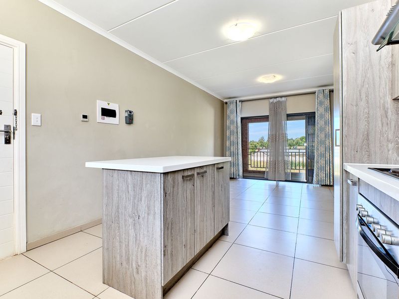 First-Floor 2-Bedroom Apartment - Midview Gardens - Photo 4