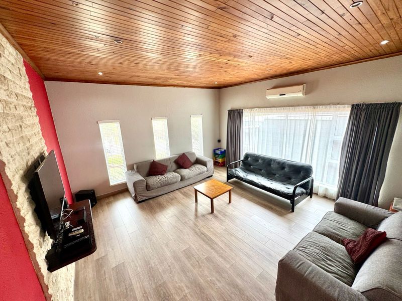 Immaculate Entertainer’s Dream with Heated Pool, Income-Generating Flat & Four Garages - Photo 4