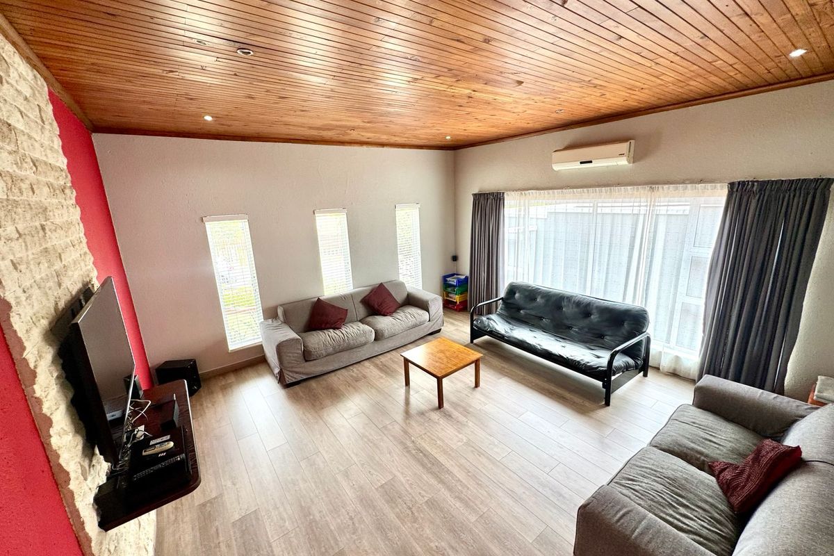 Immaculate Entertainer’s Dream with Heated Pool, Income-Generating Flat & Four Garages - Photo 4