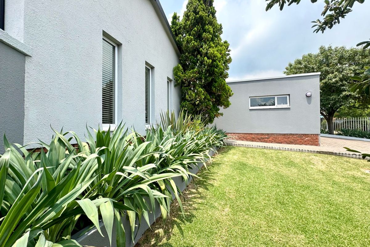 Immaculate Entertainer’s Dream with Heated Pool, Income-Generating Flat & Four Garages - Photo 2