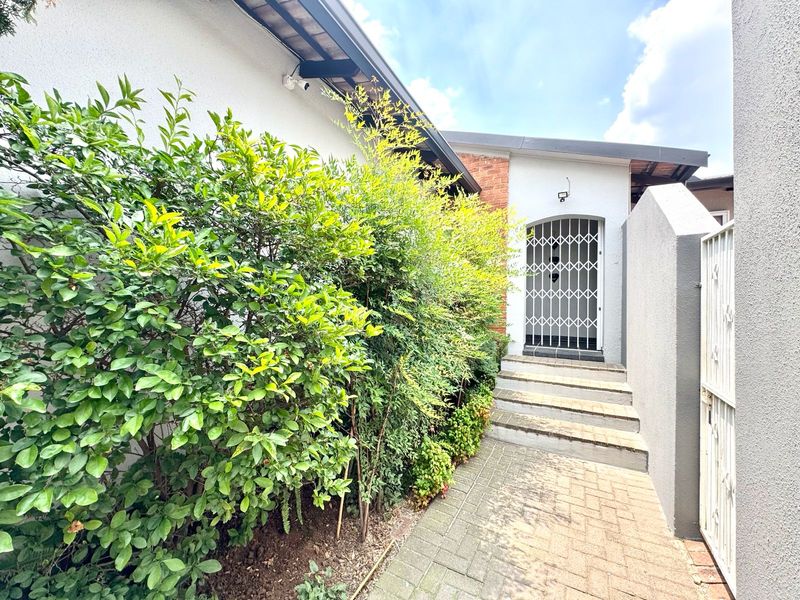 Immaculate Entertainer’s Dream with Heated Pool, Income-Generating Flat & Four Garages - Photo 3