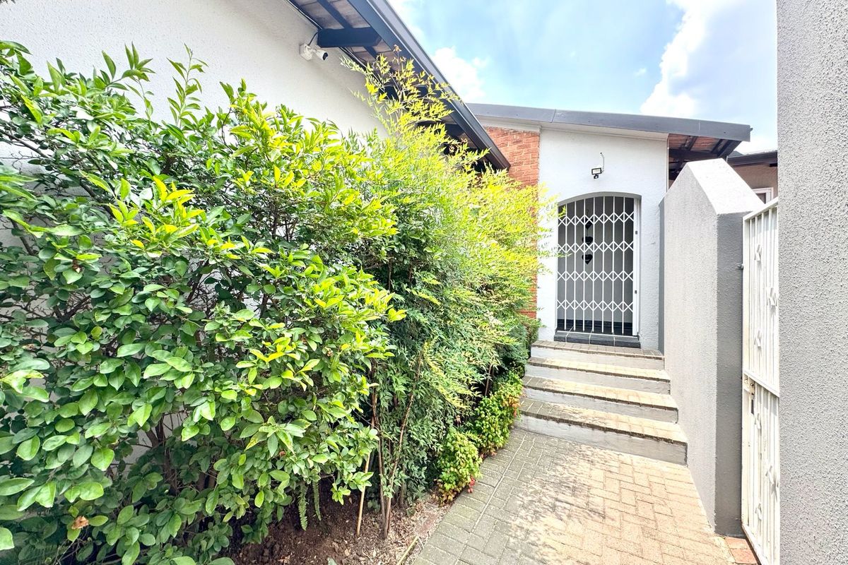 Immaculate Entertainer’s Dream with Heated Pool, Income-Generating Flat & Four Garages - Photo 3