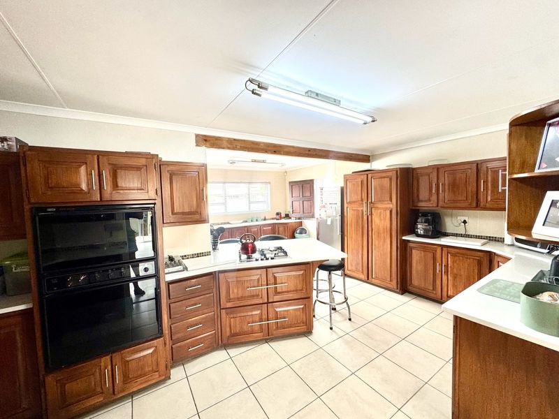 Immaculate Entertainer’s Dream with Heated Pool, Income-Generating Flat & Four Garages - Photo 10