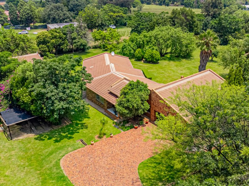 Secure & Versatile Smallholding – Solid Facebrick Home + Cottage + 6-Car Garaging - Photo 4