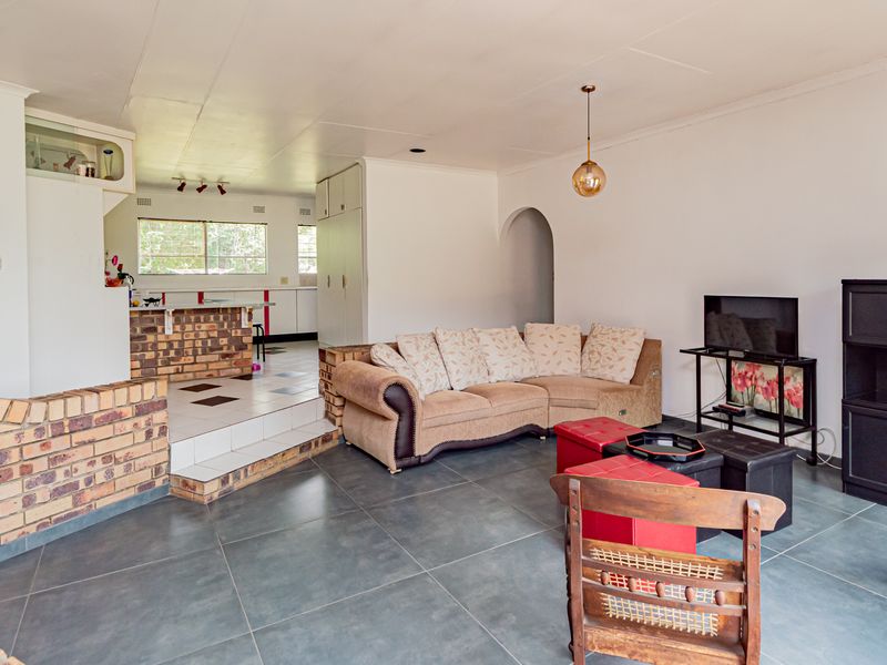 Secure & Versatile Smallholding – Solid Facebrick Home + Cottage + 6-Car Garaging - Photo 8