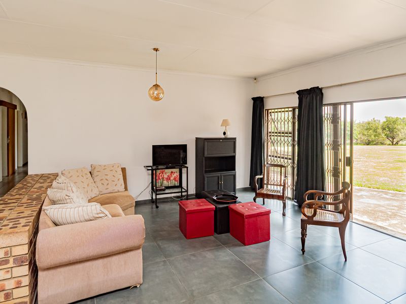 Secure & Versatile Smallholding – Solid Facebrick Home + Cottage + 6-Car Garaging - Photo 7