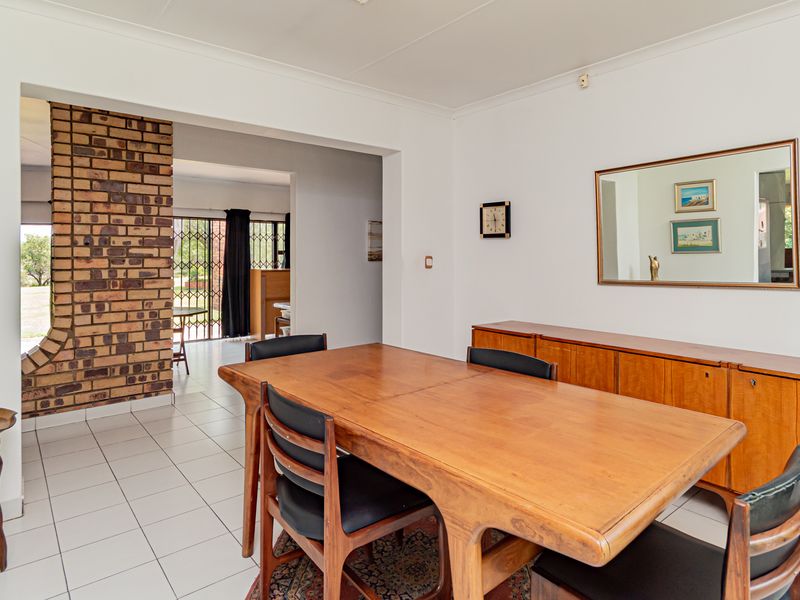 Secure & Versatile Smallholding – Solid Facebrick Home + Cottage + 6-Car Garaging - Photo 10