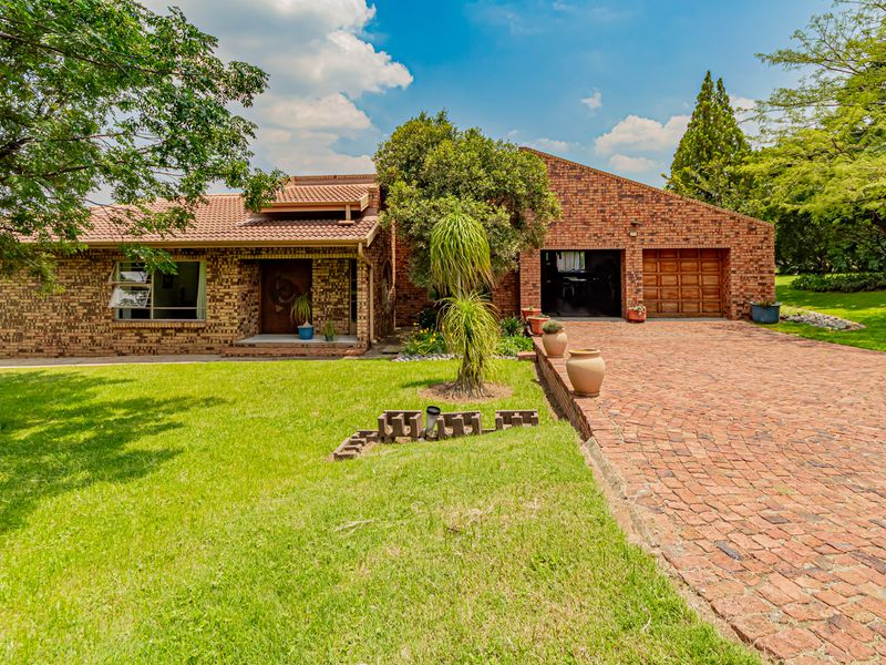 Secure & Versatile Smallholding – Solid Facebrick Home + Cottage + 6-Car Garaging - Photo 2