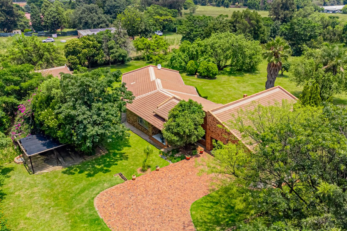 Secure & Versatile Smallholding – Solid Facebrick Home + Cottage + 6-Car Garaging - Photo 4