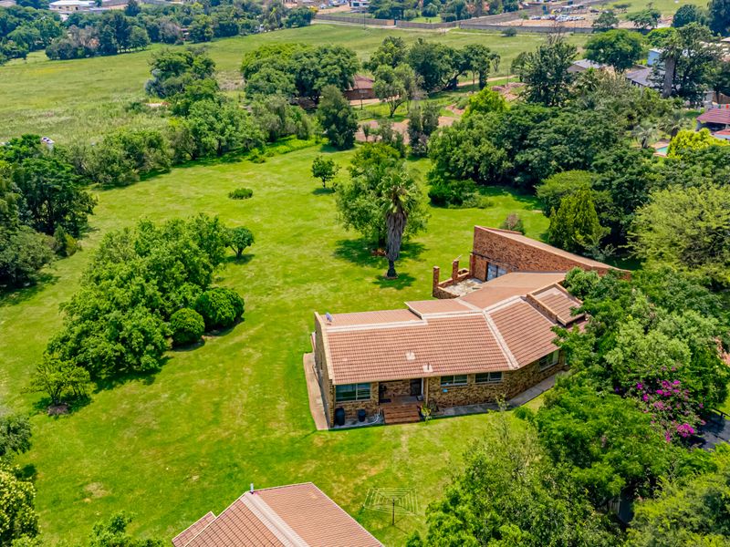 Secure & Versatile Smallholding – Solid Facebrick Home + Cottage + 6-Car Garaging - Photo 3