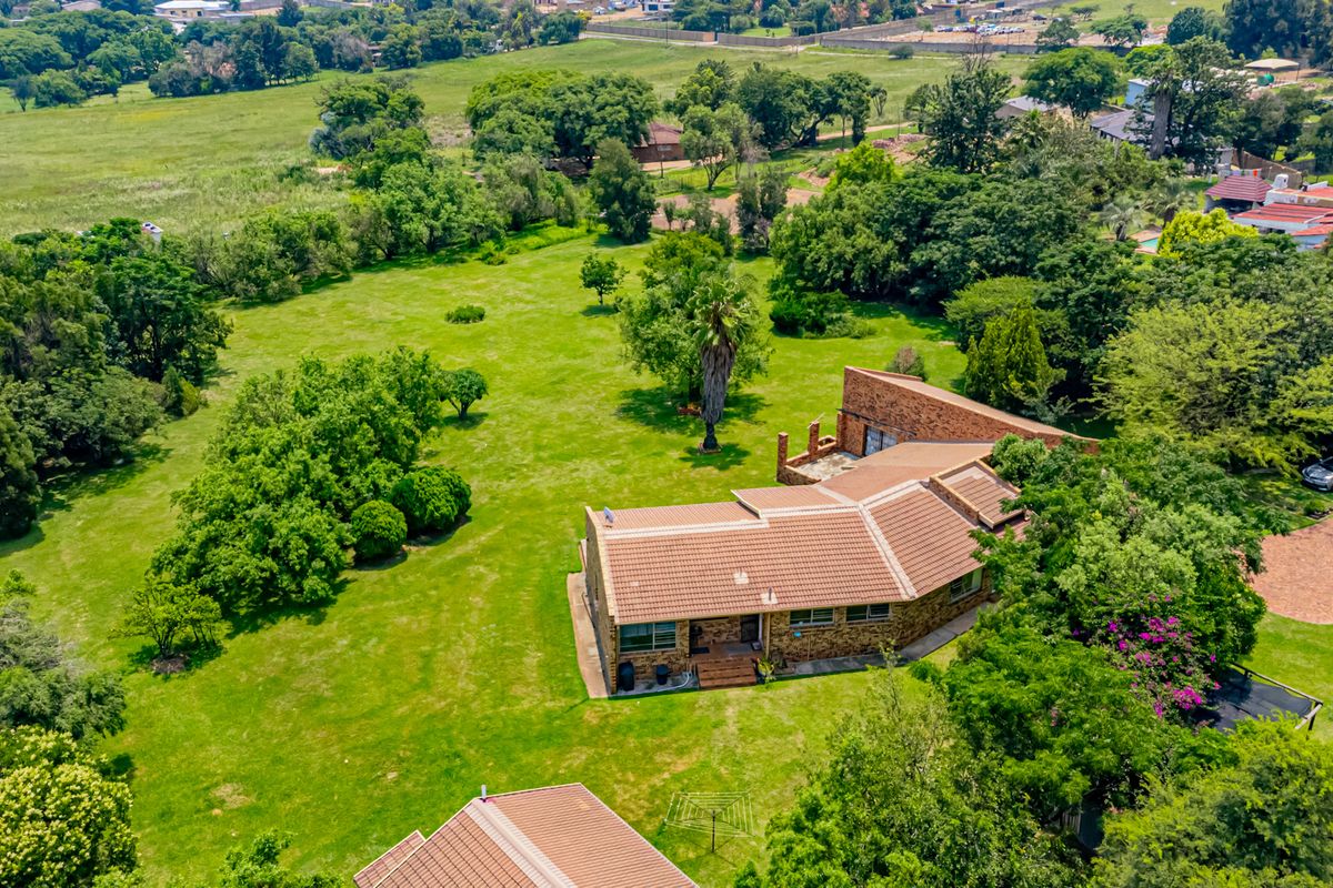 Secure & Versatile Smallholding – Solid Facebrick Home + Cottage + 6-Car Garaging - Photo 3