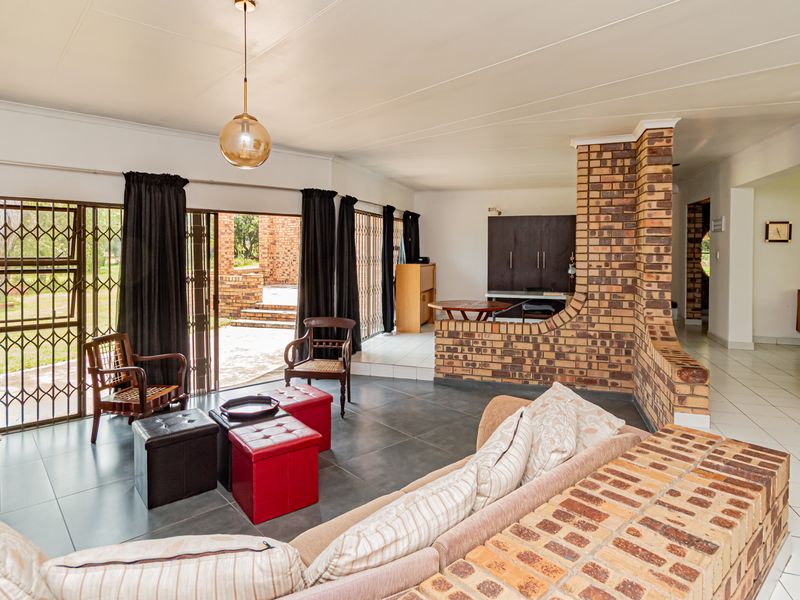 Secure & Versatile Smallholding – Solid Facebrick Home + Cottage + 6-Car Garaging - Photo 6