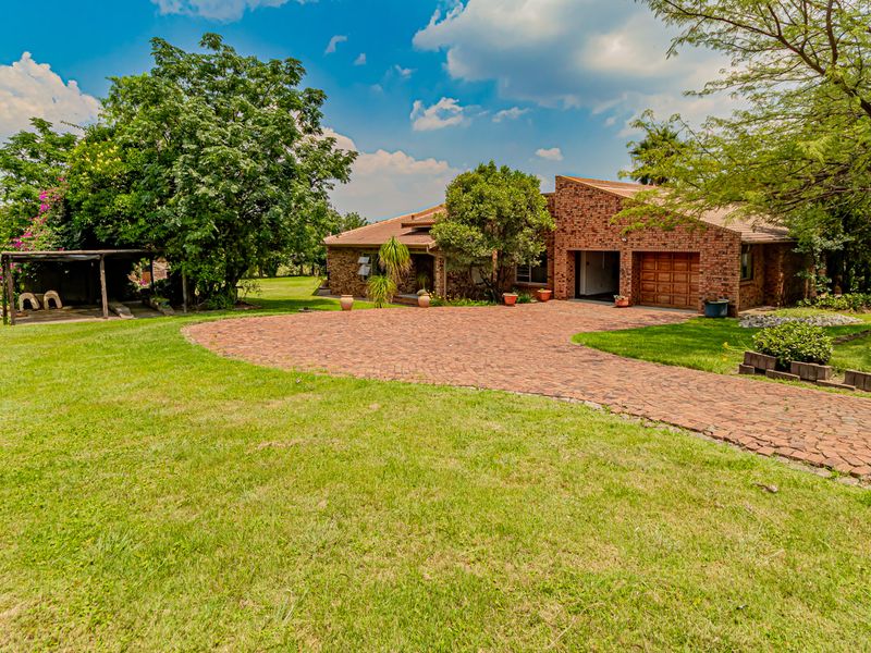 Secure & Versatile Smallholding – Solid Facebrick Home + Cottage + 6-Car Garaging - Photo 5