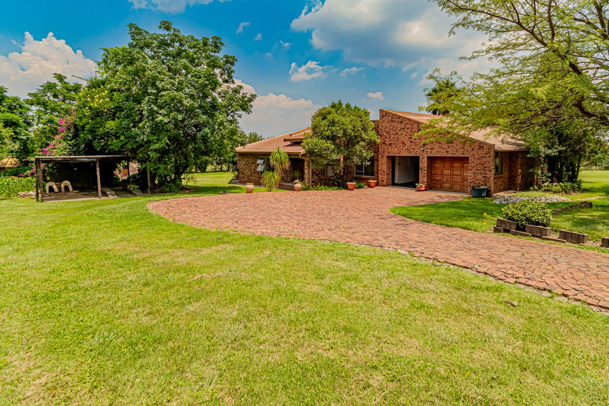 Secure & Versatile Smallholding – Solid Facebrick Home + Cottage + 6-Car Garaging - Photo 5