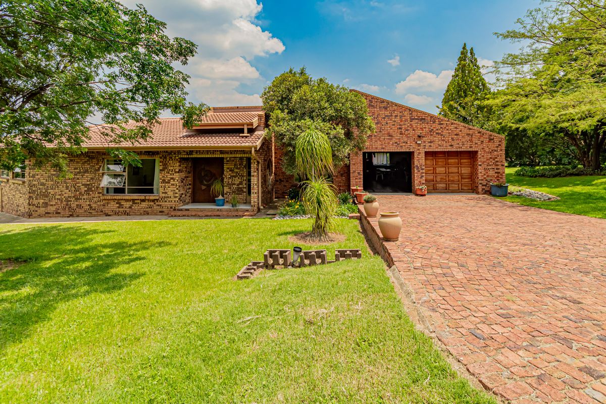 Secure & Versatile Smallholding – Solid Facebrick Home + Cottage + 6-Car Garaging - Photo 2