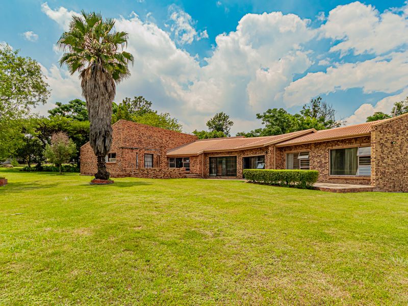 Secure & Versatile Smallholding – Solid Facebrick Home + Cottage + 6-Car Garaging - Photo 1