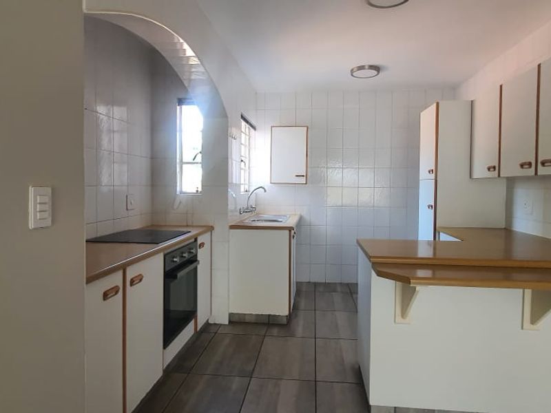Ideal Ground-Floor Starter Home! - Photo 4