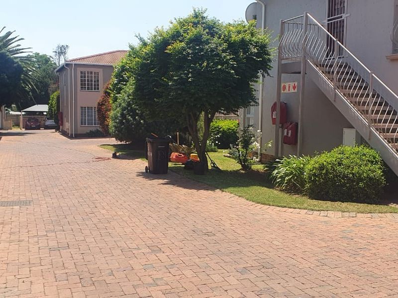 Ideal Ground-Floor Starter Home! - Photo 1