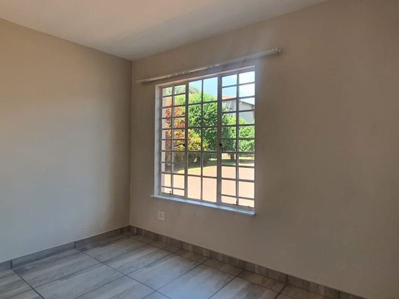 Ideal Ground-Floor Starter Home! - Photo 10