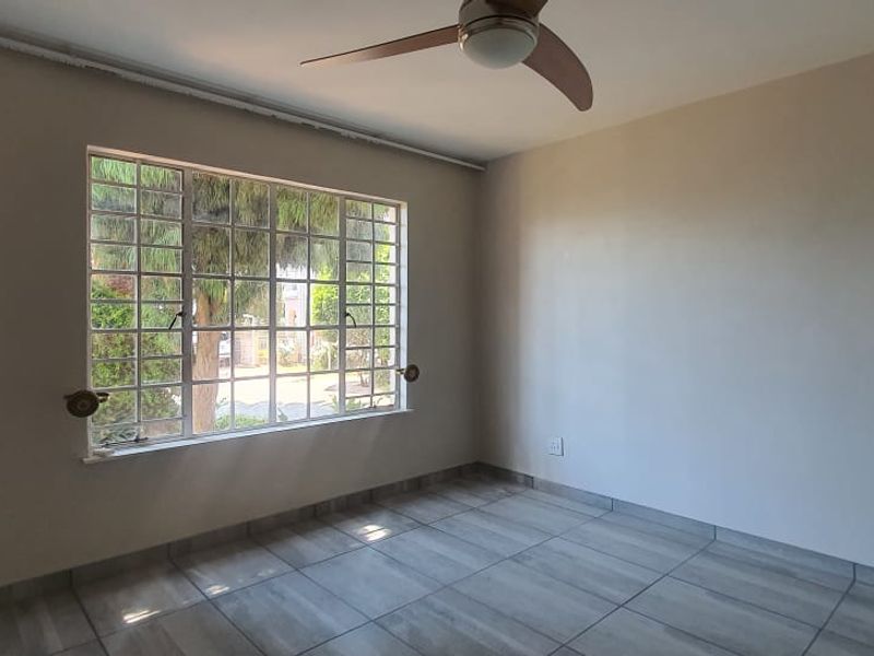 Ideal Ground-Floor Starter Home! - Photo 8