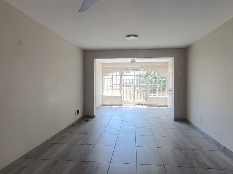 Ideal Ground-Floor Starter Home! - Photo 7