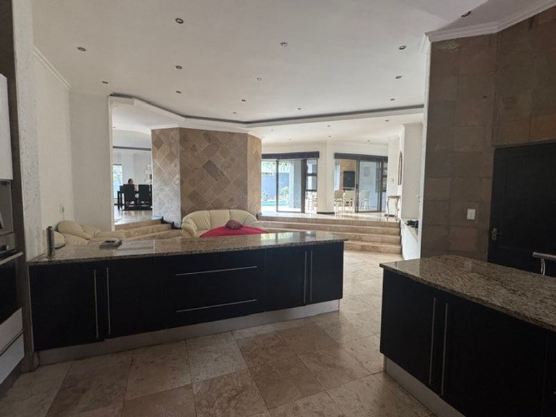 Location to die for! Stones throw from the main park! - Photo 6