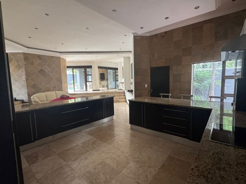 Location to die for! Stones throw from the main park! - Photo 4