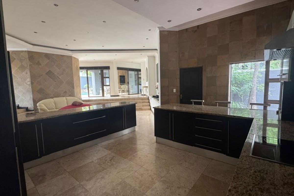 Location to die for! Stones throw from the main park! - Photo 4