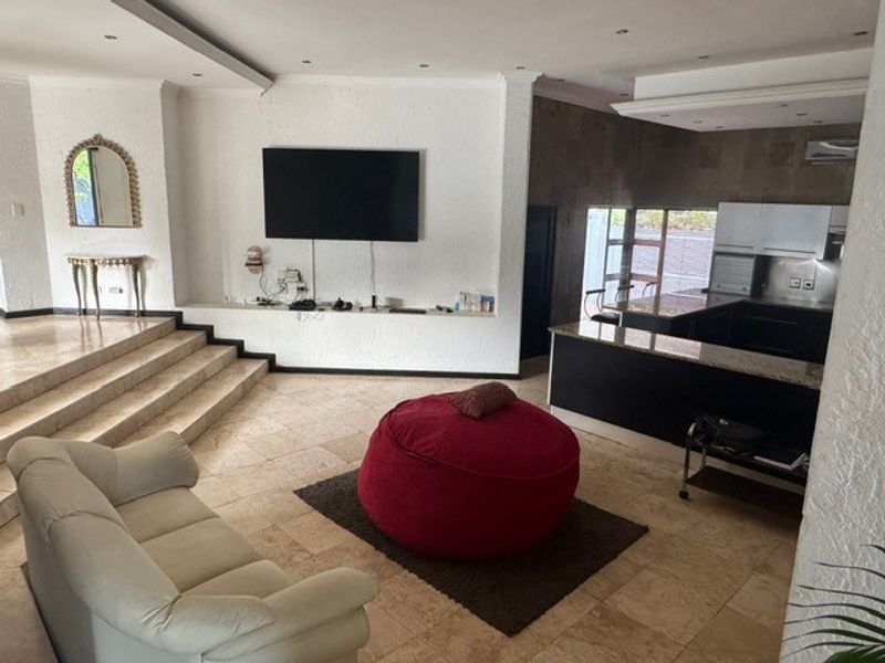 Location to die for! Stones throw from the main park! - Photo 10