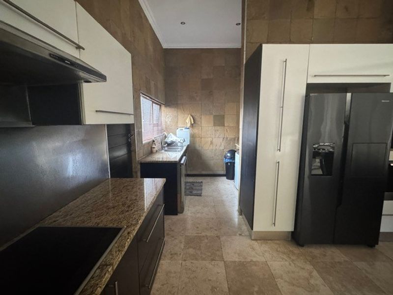 Location to die for! Stones throw from the main park! - Photo 8