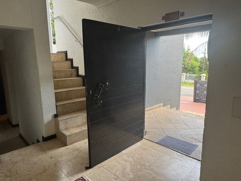 Location to die for! Stones throw from the main park! - Photo 2