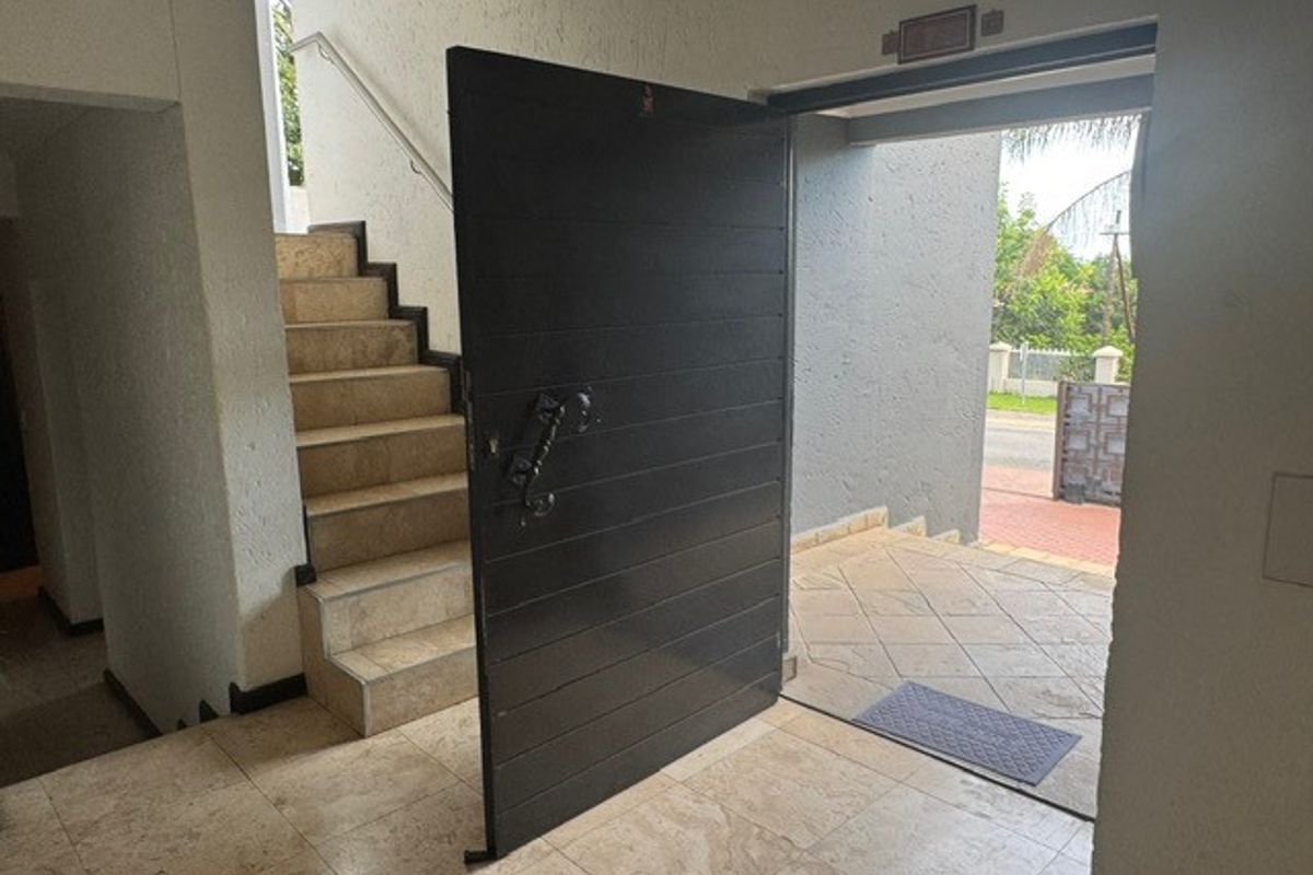 Location to die for! Stones throw from the main park! - Photo 2
