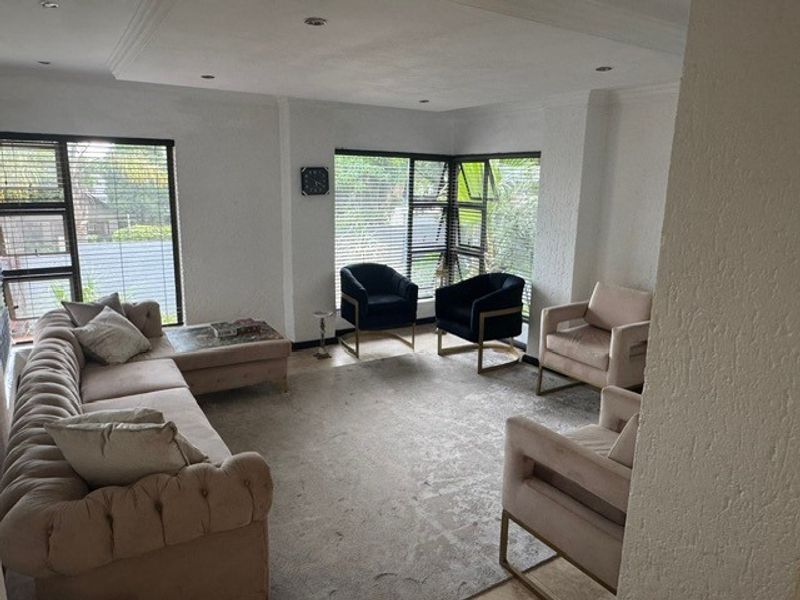 Location to die for! Stones throw from the main park! - Photo 3