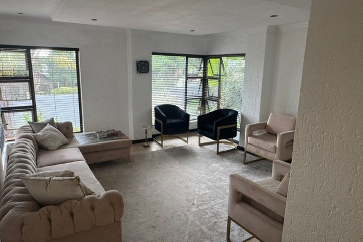 Location to die for! Stones throw from the main park! - Photo 3
