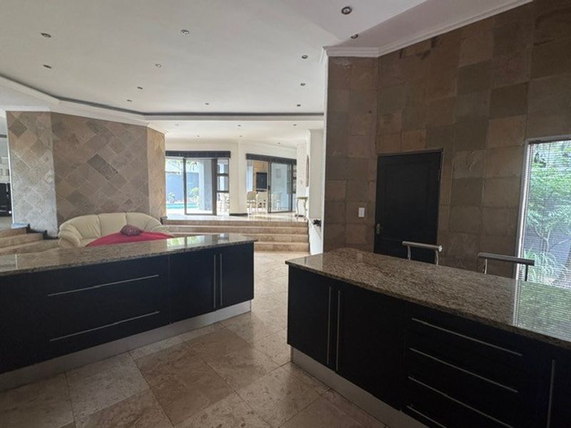 Location to die for! Stones throw from the main park! - Photo 5