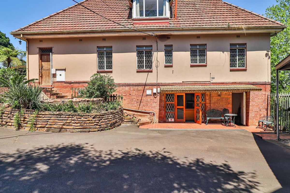 Grand Old Dame Full of Character & Opportunity – Prime Location Close to the City - Photo 3