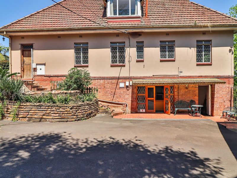 Grand Old Dame Full of Character & Opportunity – Prime Location Close to the City - Photo 3