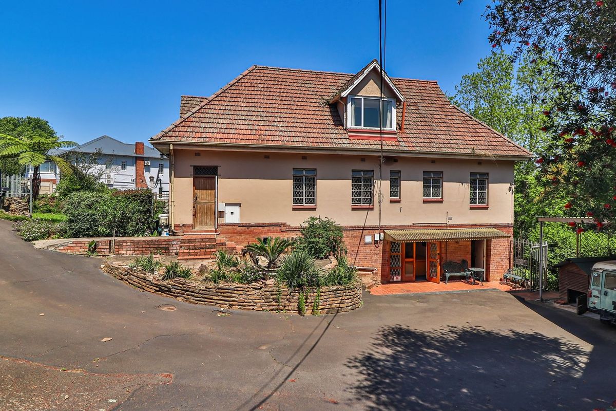 Grand Old Dame Full of Character & Opportunity – Prime Location Close to the City - Photo 4