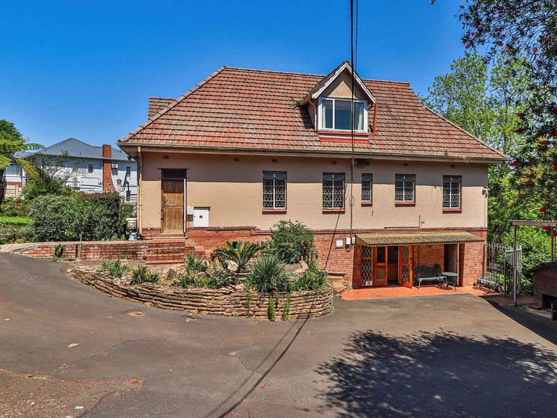 Grand Old Dame Full of Character & Opportunity – Prime Location Close to the City - Photo 4