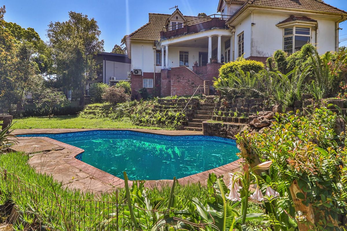 Grand Old Dame Full of Character & Opportunity – Prime Location Close to the City - Photo 5