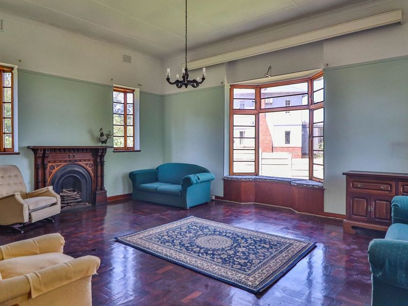 Grand Old Dame Full of Character & Opportunity – Prime Location Close to the City - Photo 9