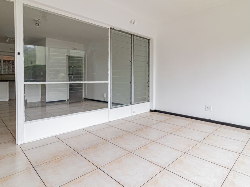 Move-In Ready 1 Bed Batchelor Apartment with Pool & Lock-Up-And-Go Convenience! - Photo 9