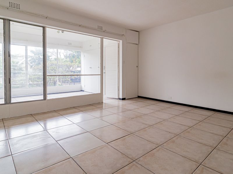 Move-In Ready 1 Bed Batchelor Apartment with Pool & Lock-Up-And-Go Convenience! - Photo 8