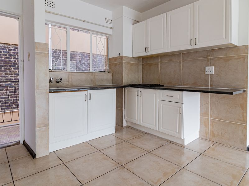 Move-In Ready 1 Bed Batchelor Apartment with Pool & Lock-Up-And-Go Convenience! - Photo 4